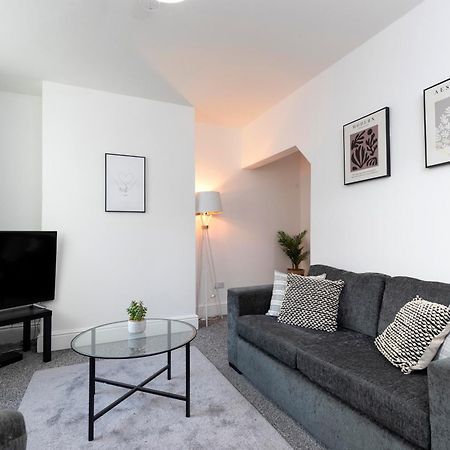 Quiet And Comfy House With 2 Bedrooms And 2 Bathrooms Super Fast Wifi And Crisp Hotel Standard White Linen Hosted By Our Home Short Stays ダーリントン エクステリア 写真