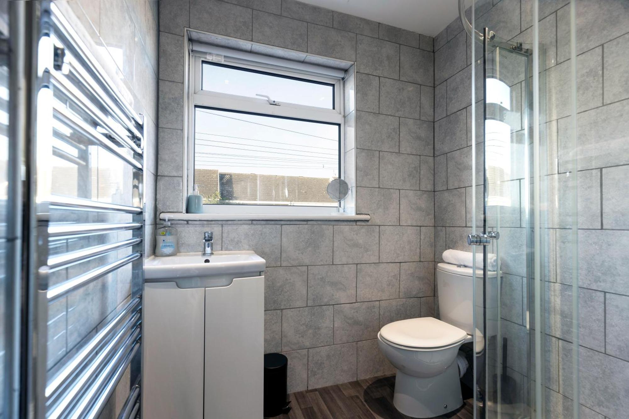 Quiet And Comfy House With 2 Bedrooms And 2 Bathrooms Super Fast Wifi And Crisp Hotel Standard White Linen Hosted By Our Home Short Stays ダーリントン エクステリア 写真