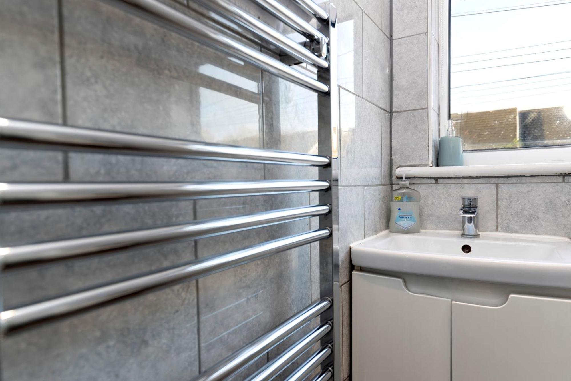 Quiet And Comfy House With 2 Bedrooms And 2 Bathrooms Super Fast Wifi And Crisp Hotel Standard White Linen Hosted By Our Home Short Stays ダーリントン エクステリア 写真
