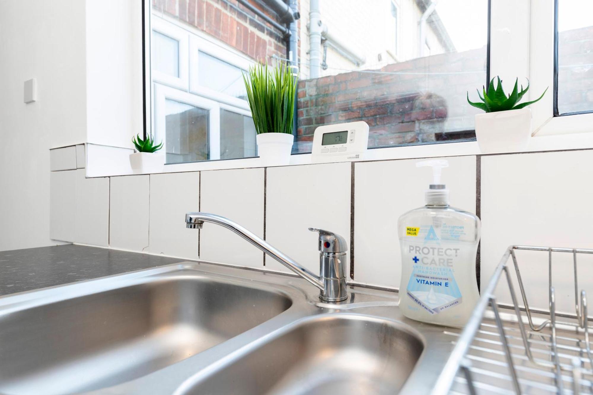 Quiet And Comfy House With 2 Bedrooms And 2 Bathrooms Super Fast Wifi And Crisp Hotel Standard White Linen Hosted By Our Home Short Stays ダーリントン エクステリア 写真