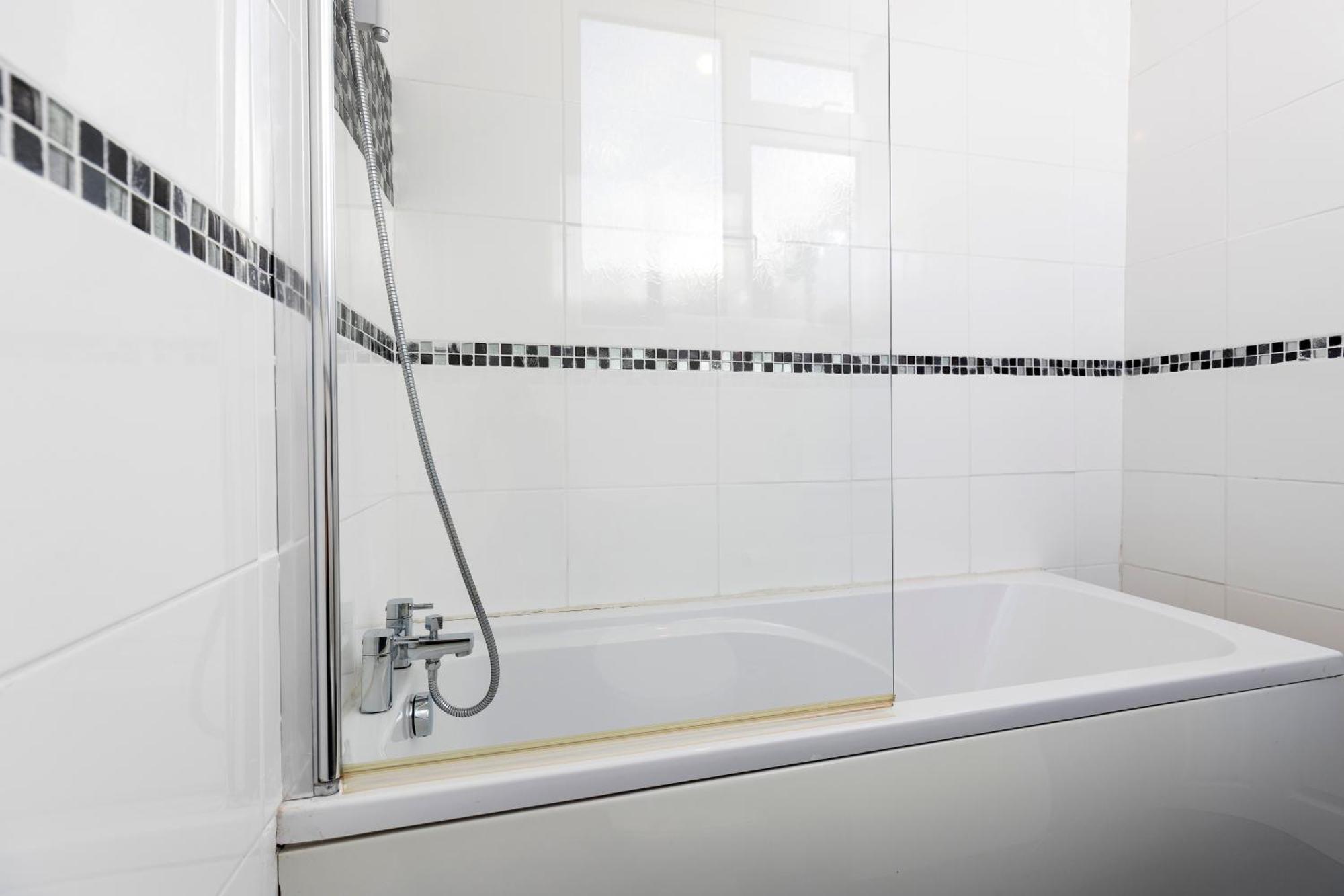 Quiet And Comfy House With 2 Bedrooms And 2 Bathrooms Super Fast Wifi And Crisp Hotel Standard White Linen Hosted By Our Home Short Stays ダーリントン エクステリア 写真